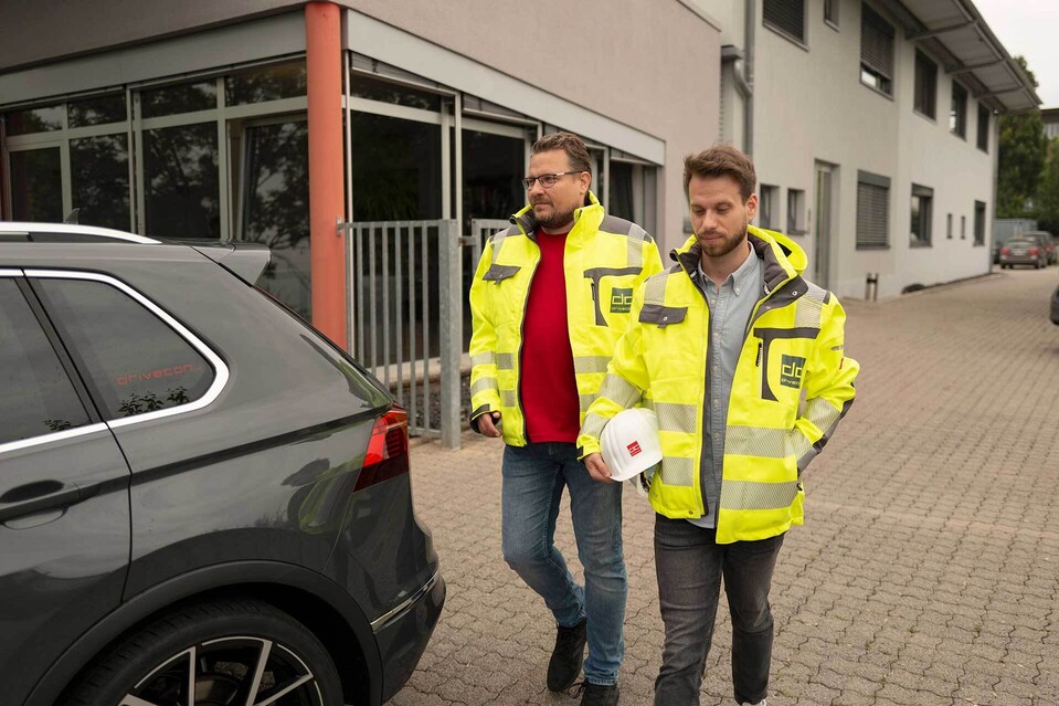 DriveCon Mitarbeiter auf dem Weg zur Baustelle